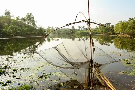 Fischernetz am Ufer des Madhobpur Dam
