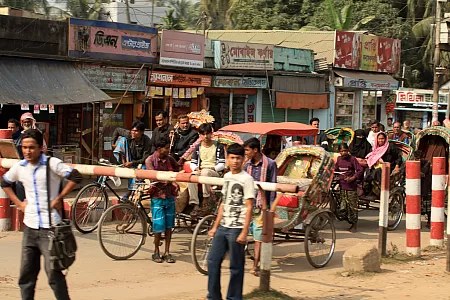 Vor den Barrieren stauen sich in Bangladesch nicht die Autos, sondern Fussgänder und Rikschas