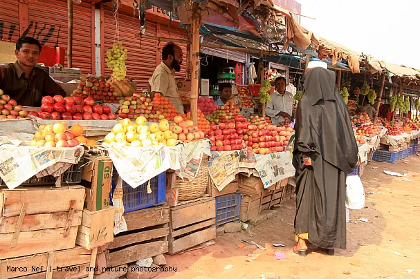 Früchtemarkt in Khulna (Äpfel werden importiert)