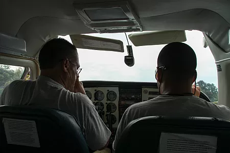 Pilot beim Durchgehen der Checkliste vor dem Start